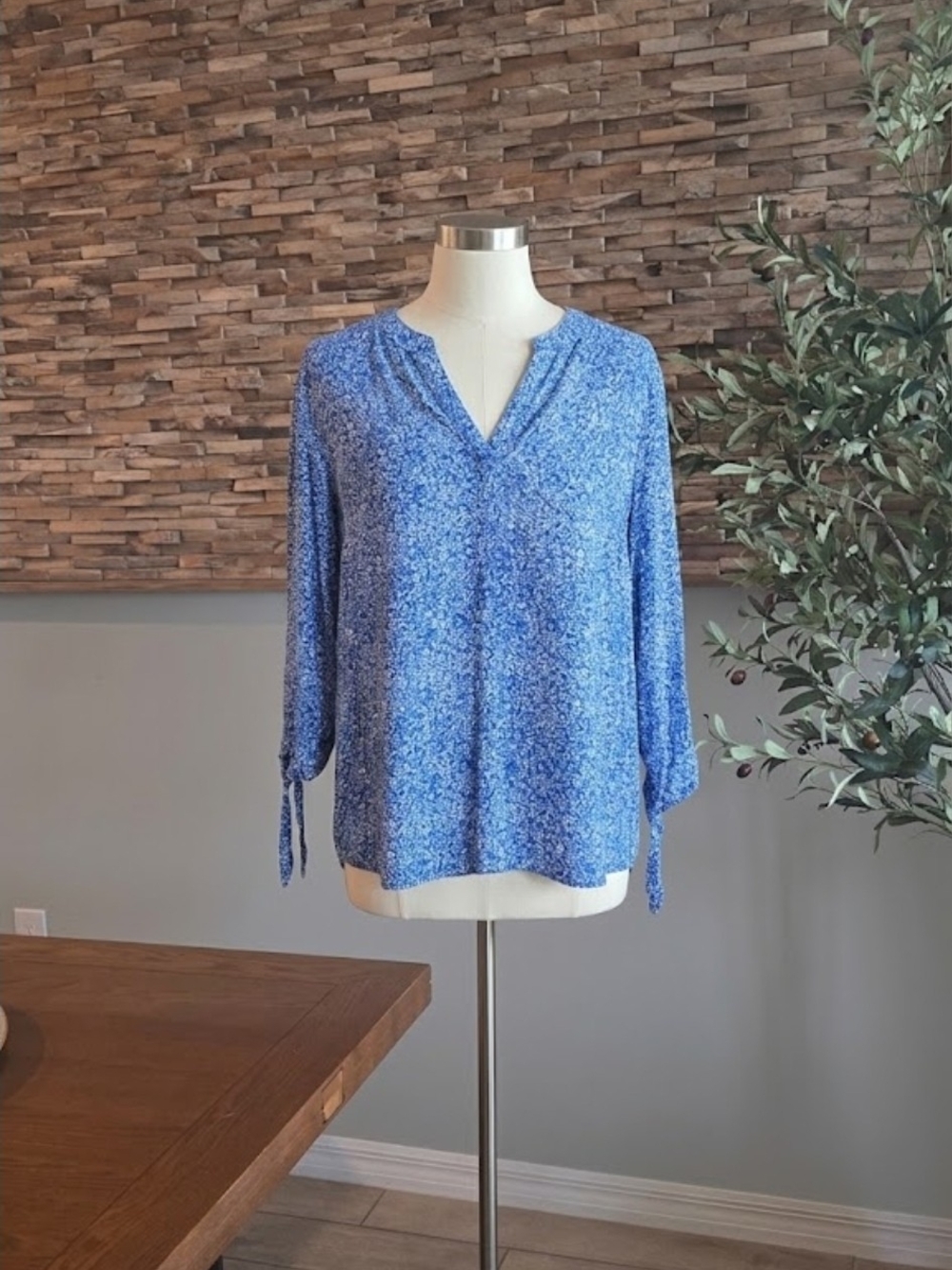 Cynthia Rowley Blue Printed V-Neck Tie-Sleeve Blouse